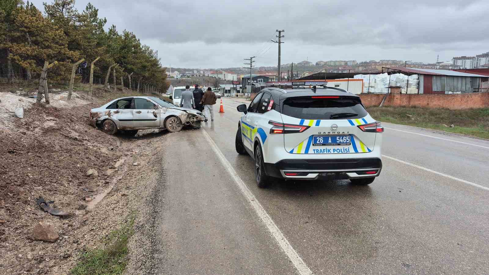 Kontrolden çıkan otomobil yol kenarına savruldu: 3 yaralı
