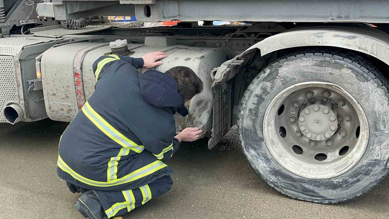 Kontrolden çıkan otomobilin çarptığı tırın deposu patladı
