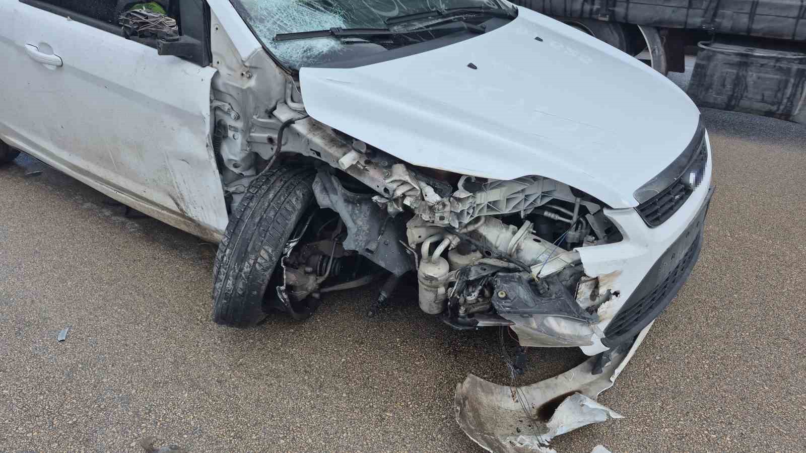 Kontrolden çıkan otomobilin çarptığı tırın deposu patladı
