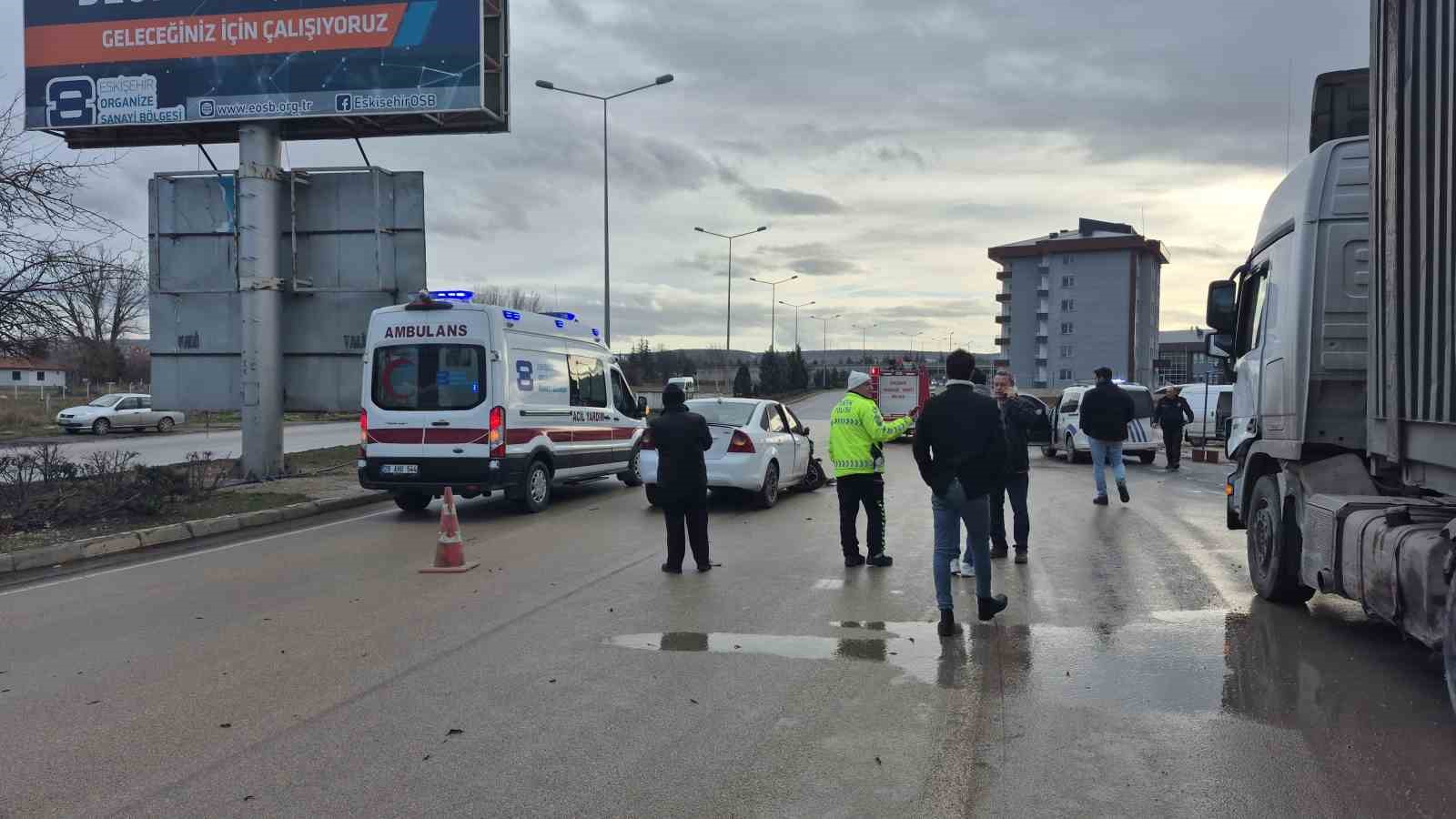 Kontrolden çıkan otomobilin çarptığı tırın deposu patladı

