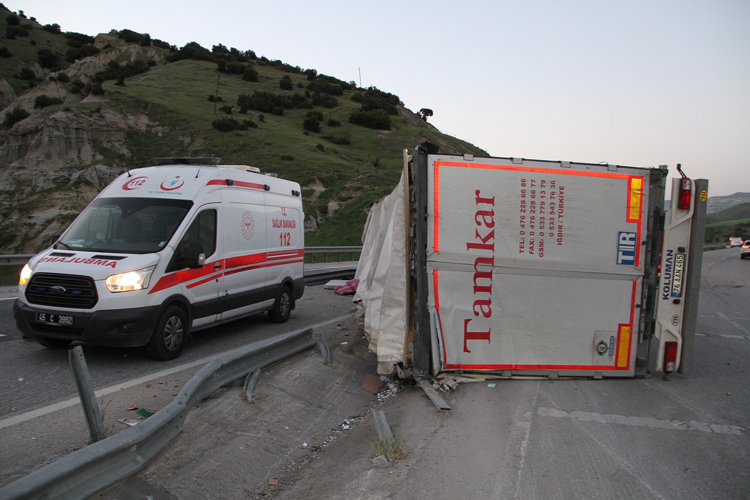 Kontrolden çıkan tır devrildi: 1 yaralı
