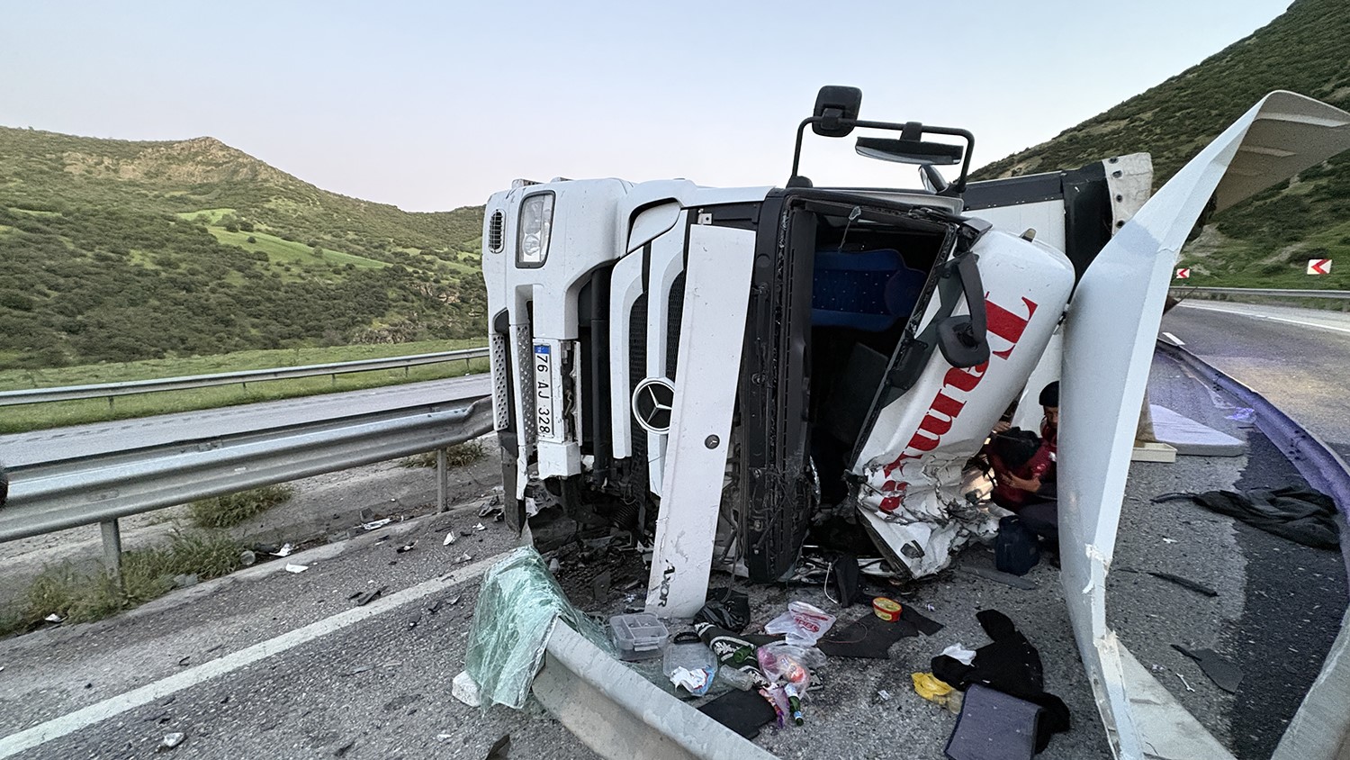 Kontrolden çıkan tır devrildi: 1 yaralı
