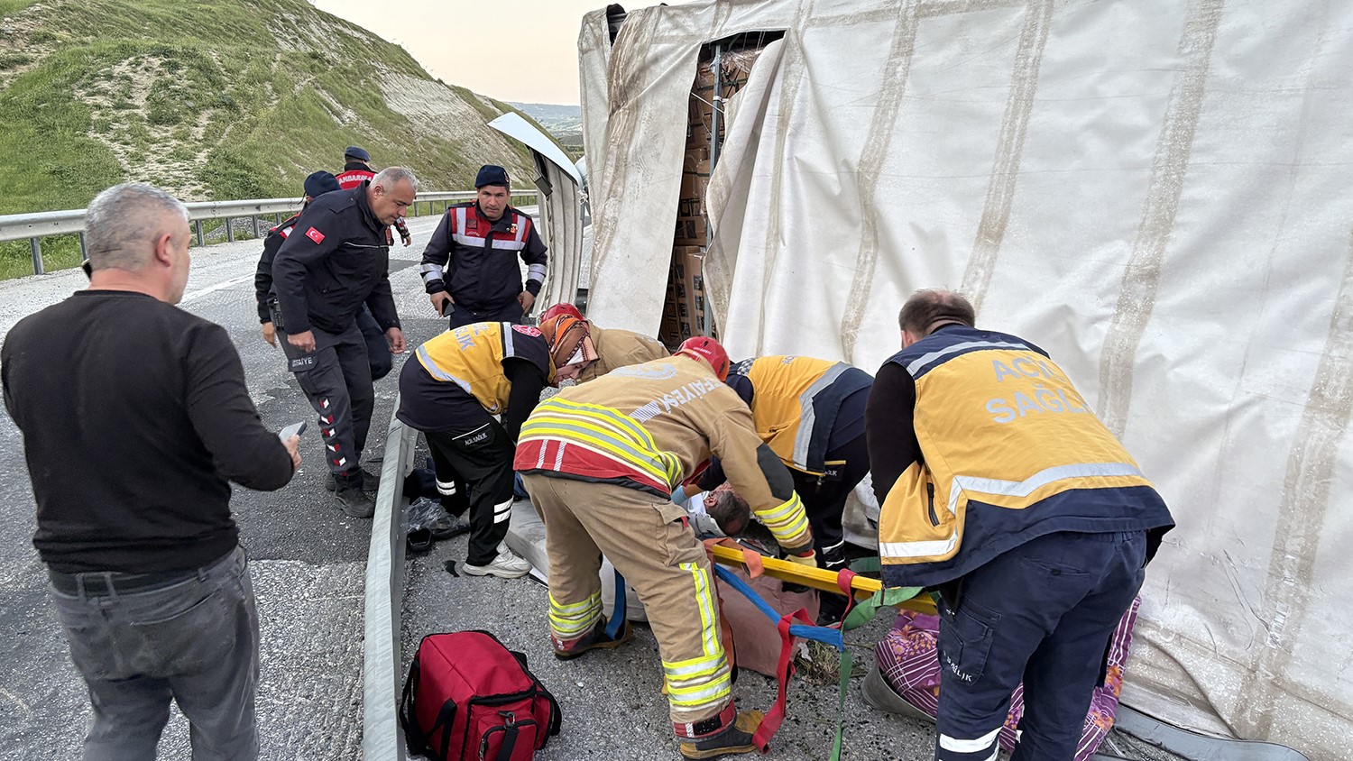 Kontrolden çıkan tır devrildi: 1 yaralı
