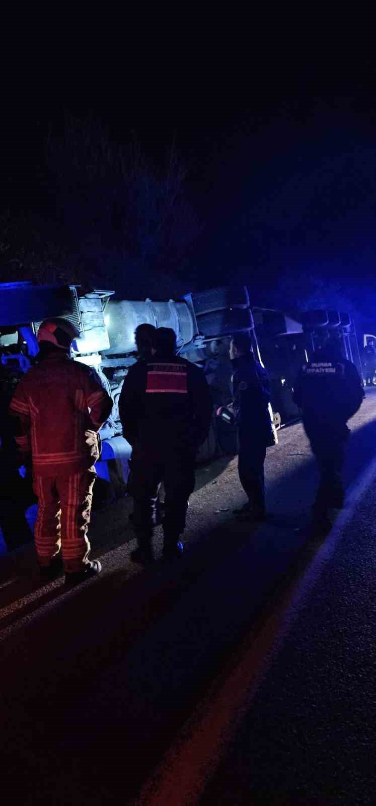 Kontrolden çıkan tır devrildi, şans eseri yaralanan olmadı
