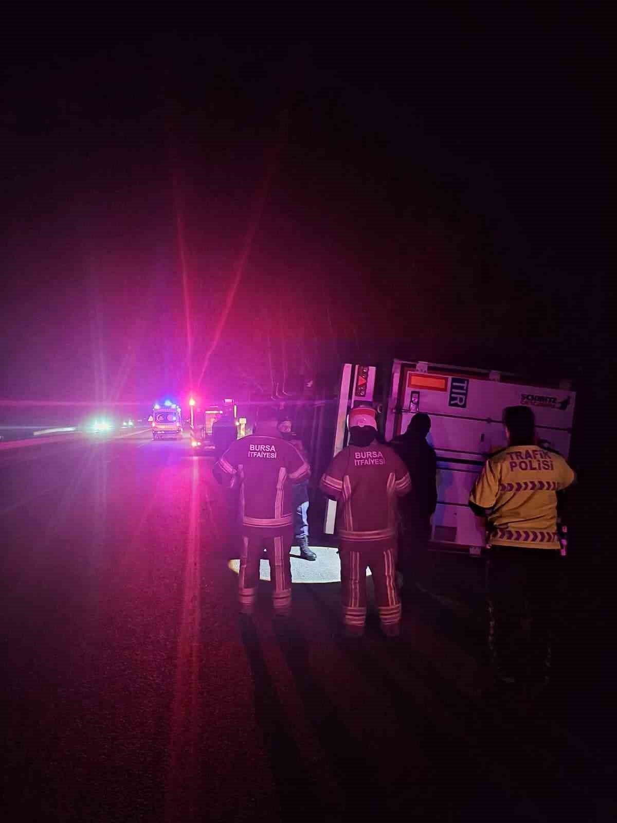 Kontrolden çıkan tır devrildi, şans eseri yaralanan olmadı
