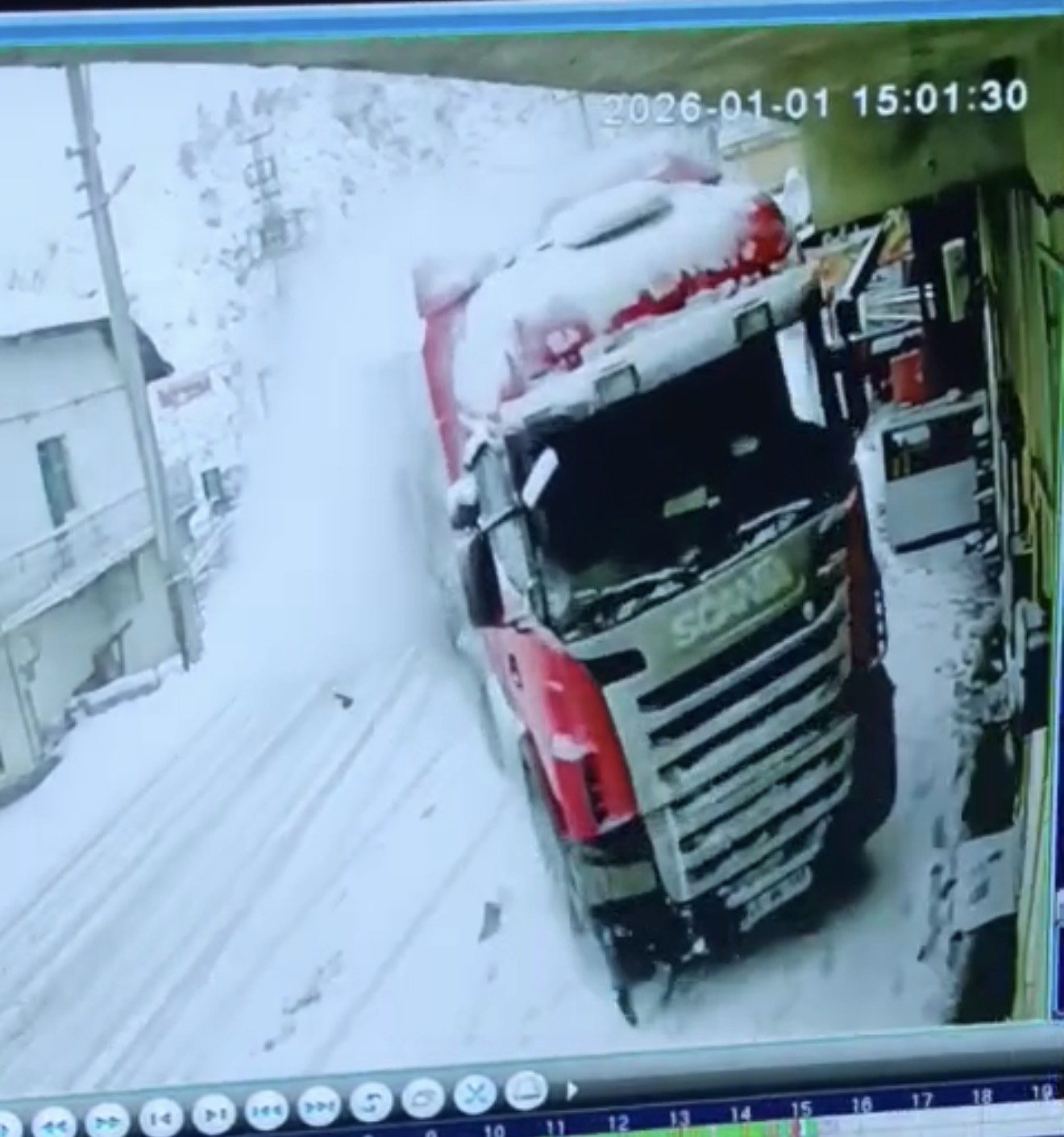 Kontrolden çıkan tır eve çarptı: Kaza anı kamerada
