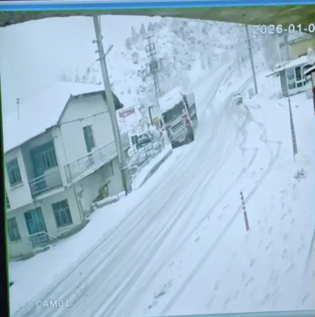 Kontrolden çıkan tır eve çarptı: Kaza anı kamerada
