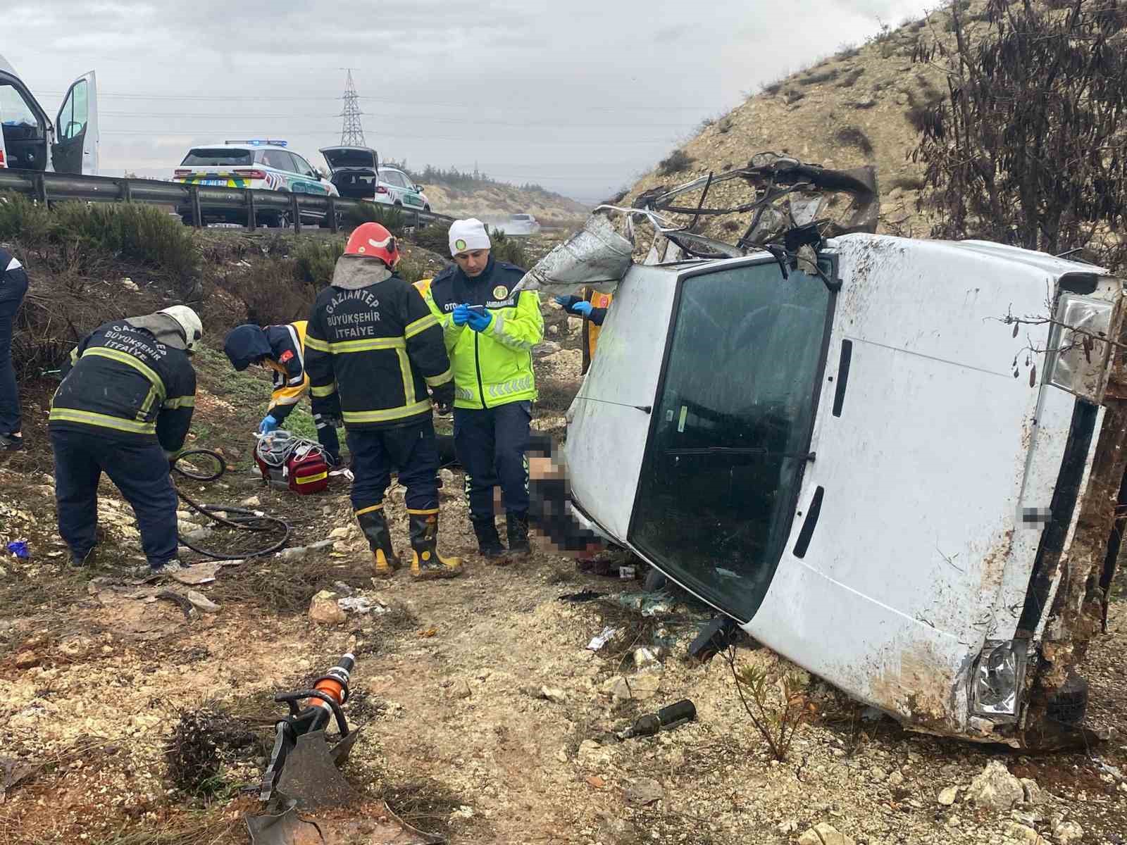 Kontrolden çıkarak şarampole uçan otomobilin sürücüsü hayatını kaybetti
