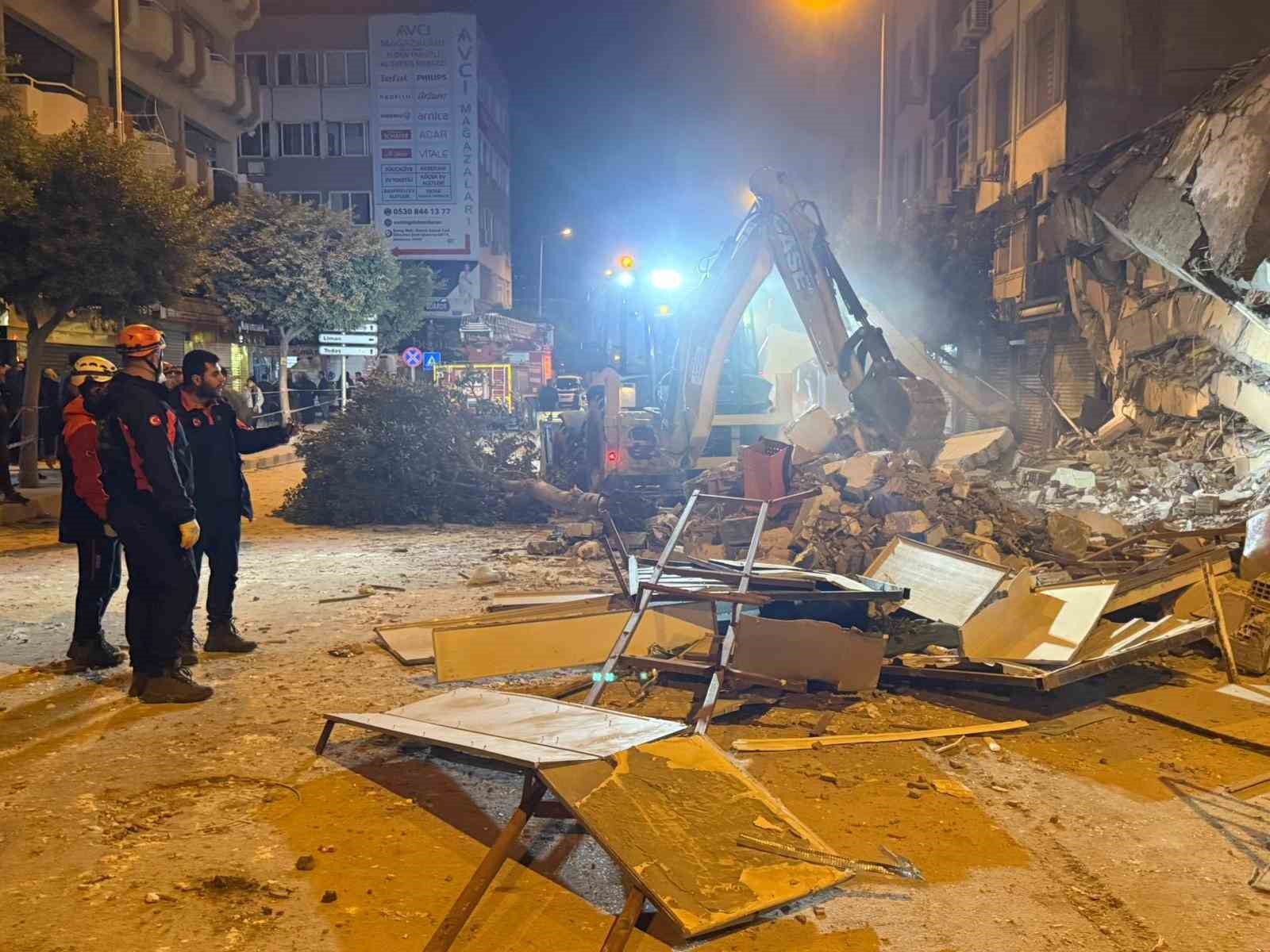 Kontrollü yıkımda çöken binada canlı izine rastlanmadı
