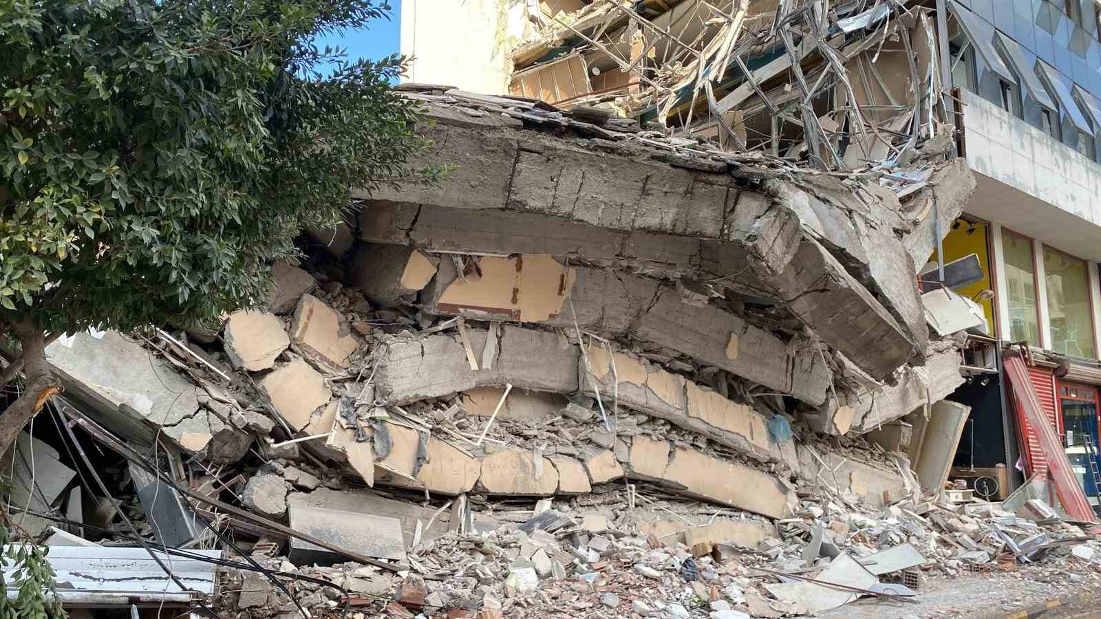 Kontrollü yıkımda çöken binadan koşarak kurtulan anne ve kızın kaçış anları kameraya yansıdı
