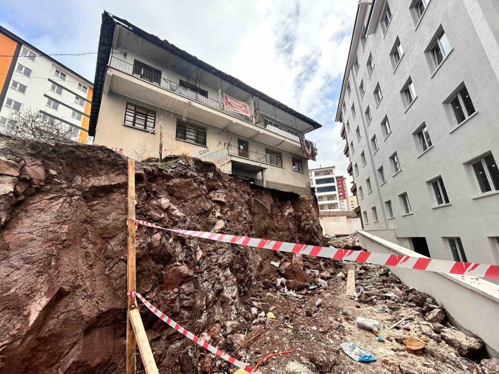 Kontrolsüz inşaat çalışması bitişiğindeki binanın temelinde hasara neden oldu
Kontrolsüz inşaat çalışması bitişiğindeki binanın temelinde hasara neden oldu