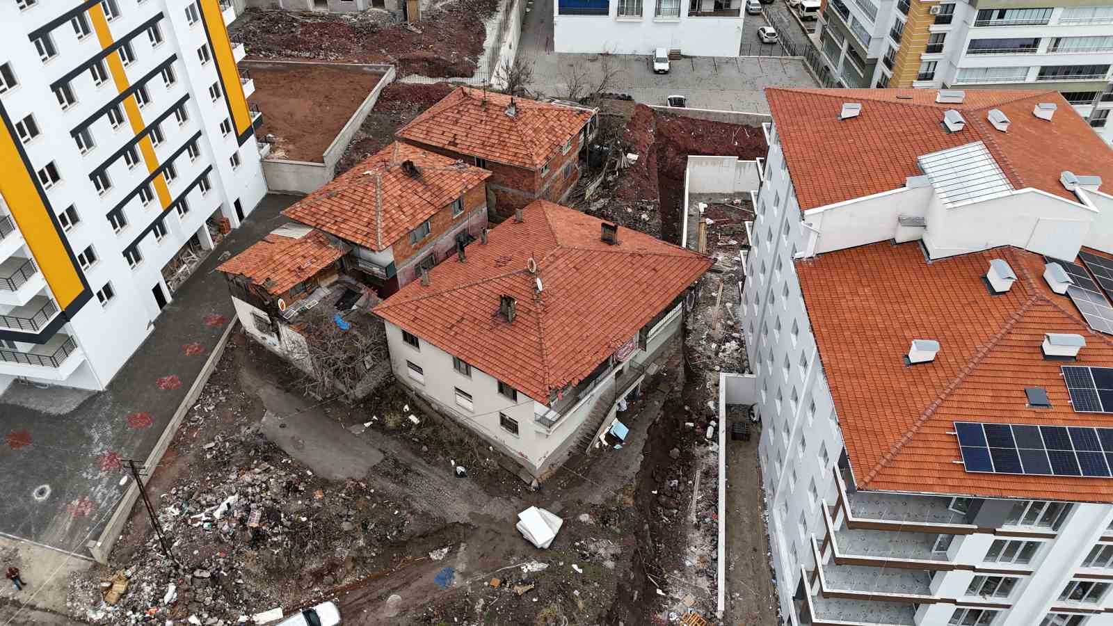 Kontrolsüz inşaat çalışması bitişiğindeki binanın temelinde hasara neden oldu
Kontrolsüz inşaat çalışması bitişiğindeki binanın temelinde hasara neden oldu