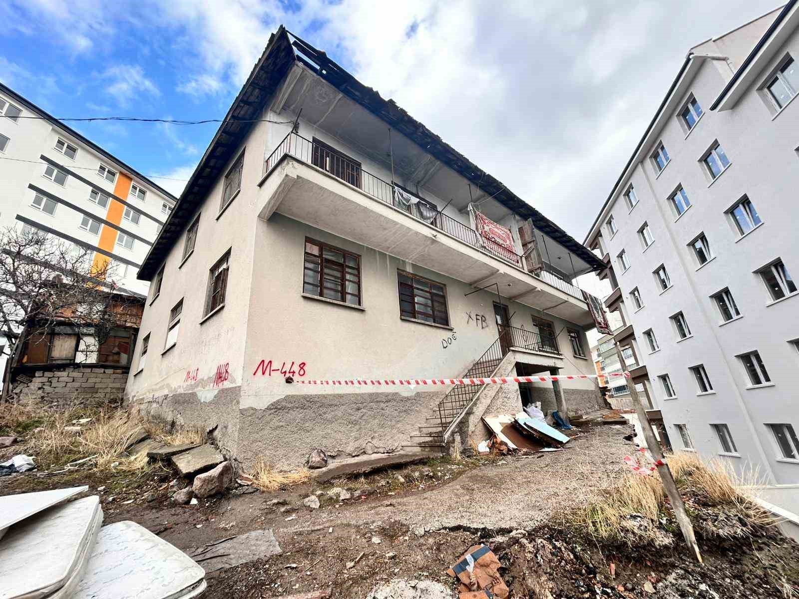 Kontrolsüz inşaat çalışması bitişiğindeki binanın temelinde hasara neden oldu
Kontrolsüz inşaat çalışması bitişiğindeki binanın temelinde hasara neden oldu