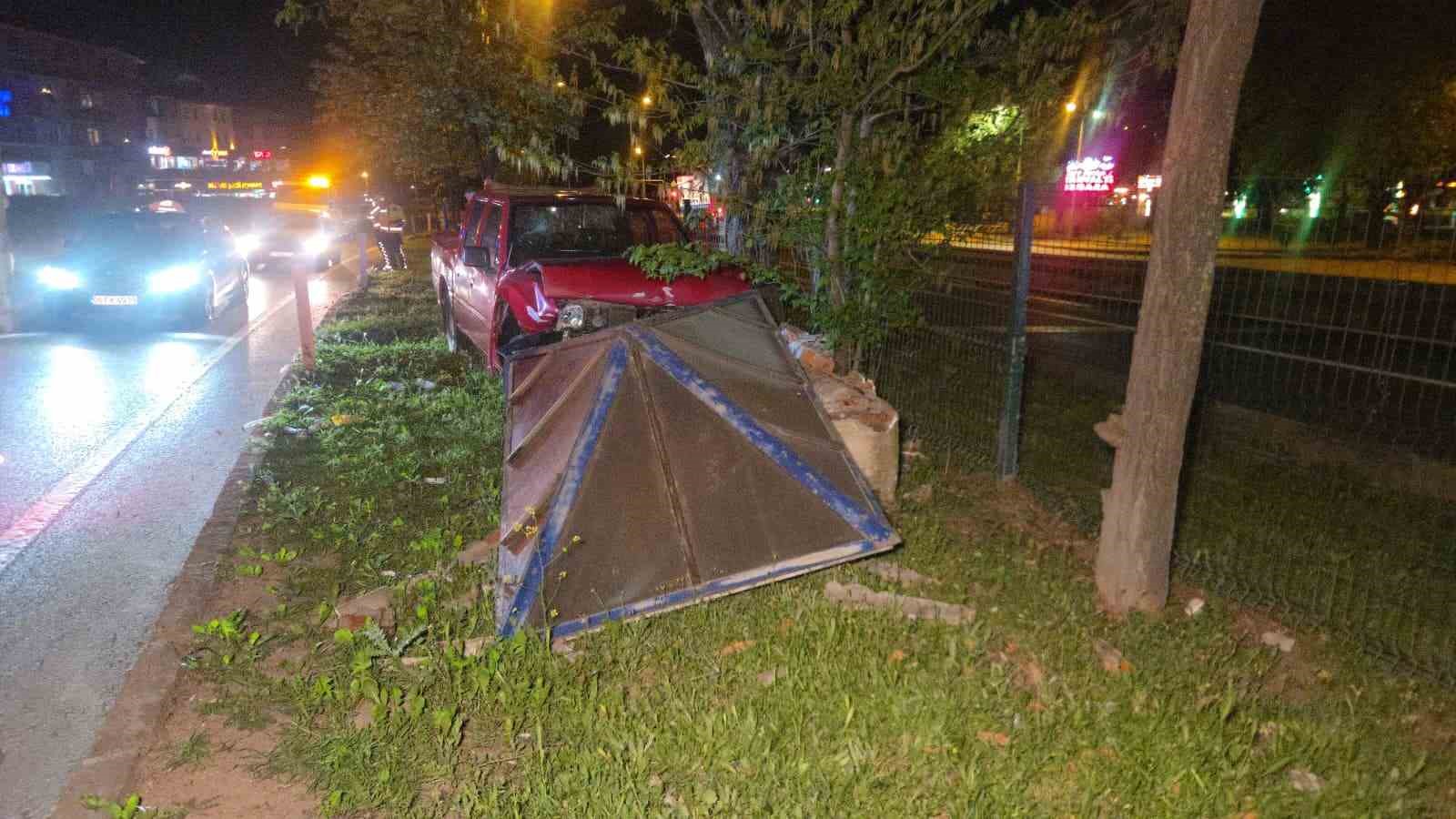 Kontrolü kaybeden kamyonet orta refüje savruldu; 1 yaralı
