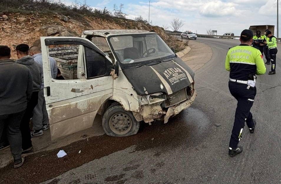 Kontrolü kaybeden kamyonet yoldan çıktı
