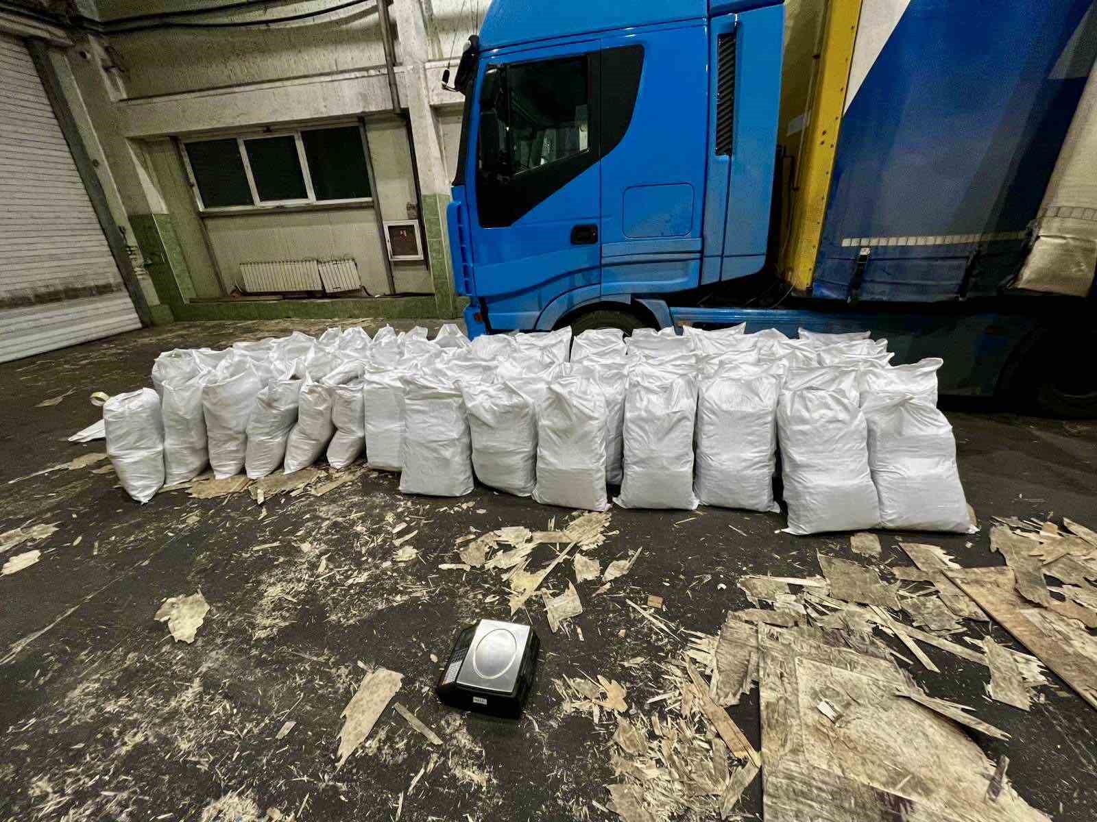 Kontrplaklar arasına gizlenen 700 kilo esrar sınırda ele geçirildi
