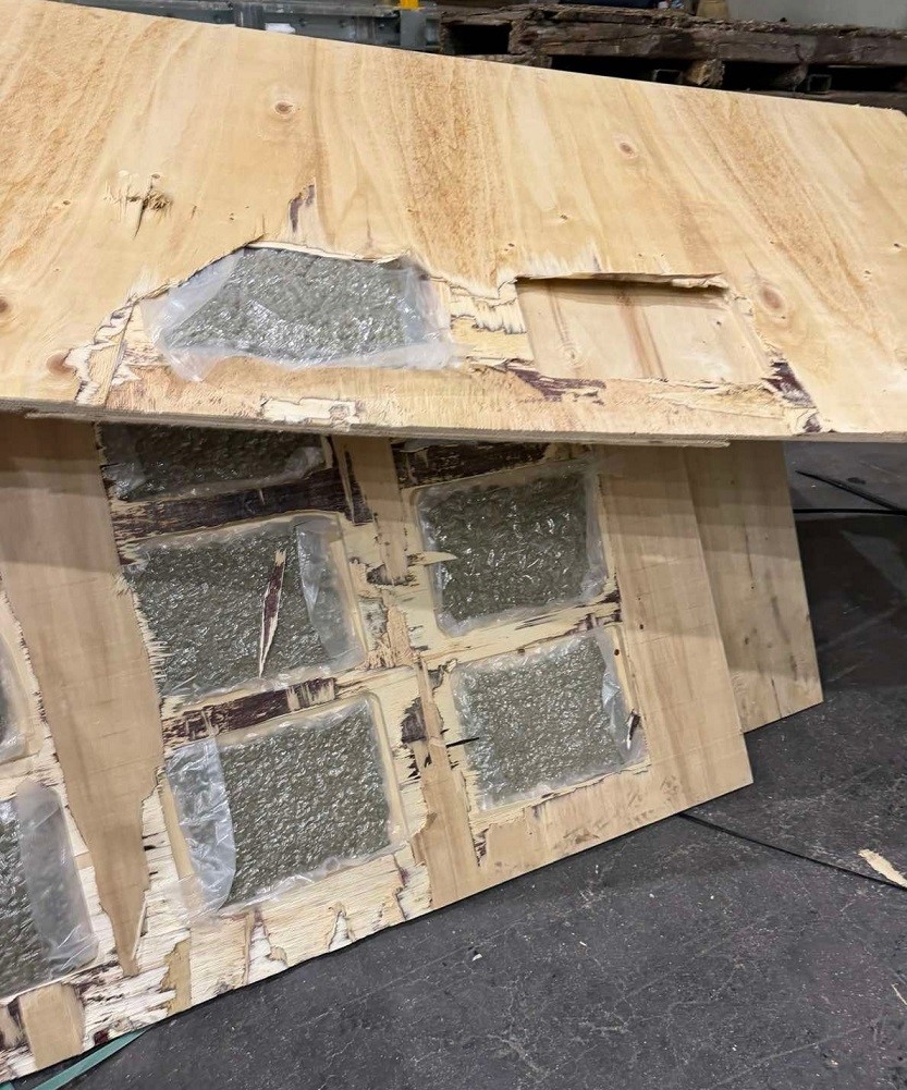 Kontrplaklar arasına gizlenen 700 kilo esrar sınırda ele geçirildi
