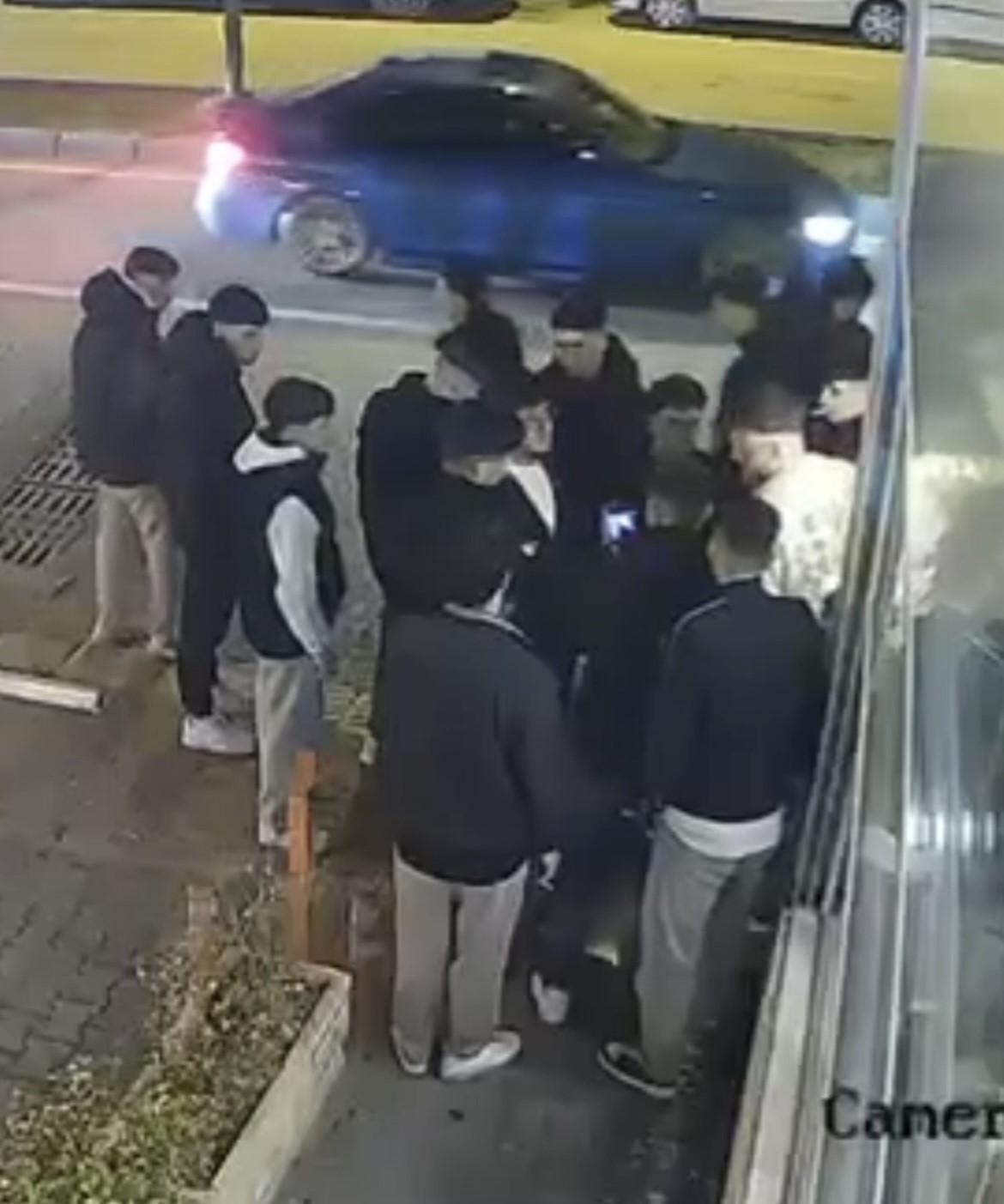 Konuşuyormuş gibi yapıp aniden yumruk attı, ortalık meydan muharebesini aratmadı
