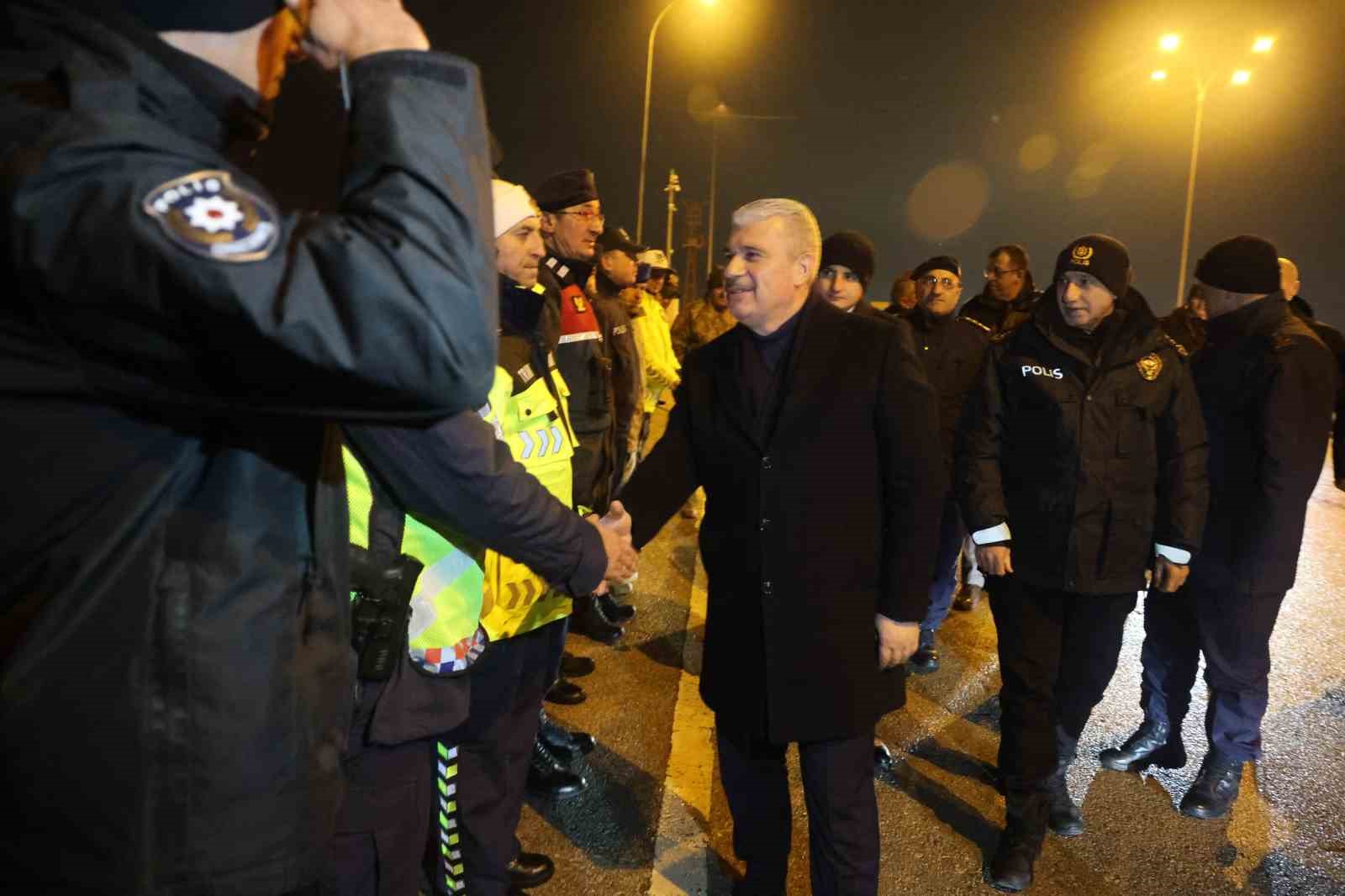 Konya protokolü, sürücülerin ve polislerin yeni yılını kutladı
Konya protokolü, sürücülerin ve polislerin yeni yılını kutladı