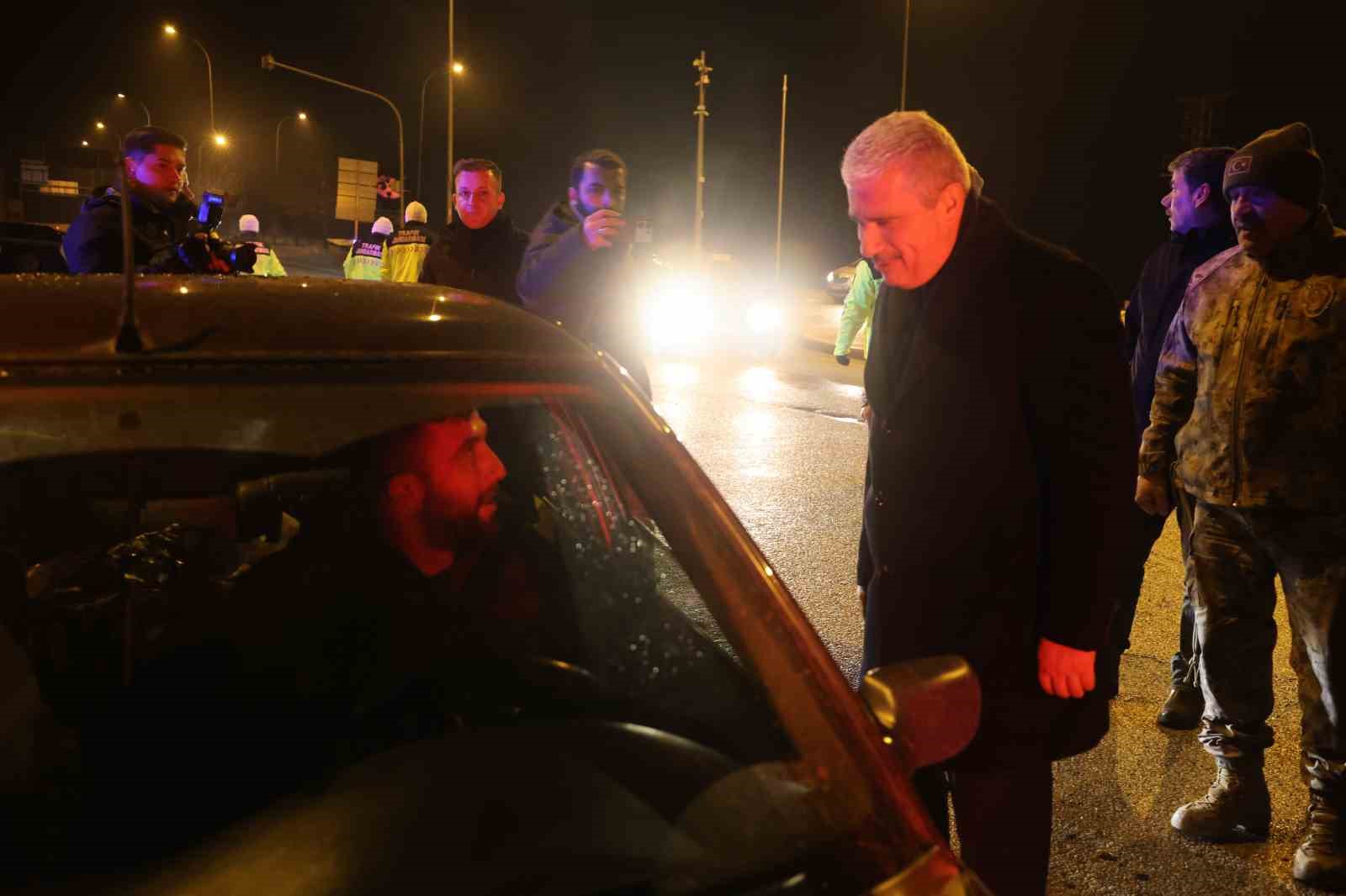 Konya protokolü, sürücülerin ve polislerin yeni yılını kutladı
Konya protokolü, sürücülerin ve polislerin yeni yılını kutladı