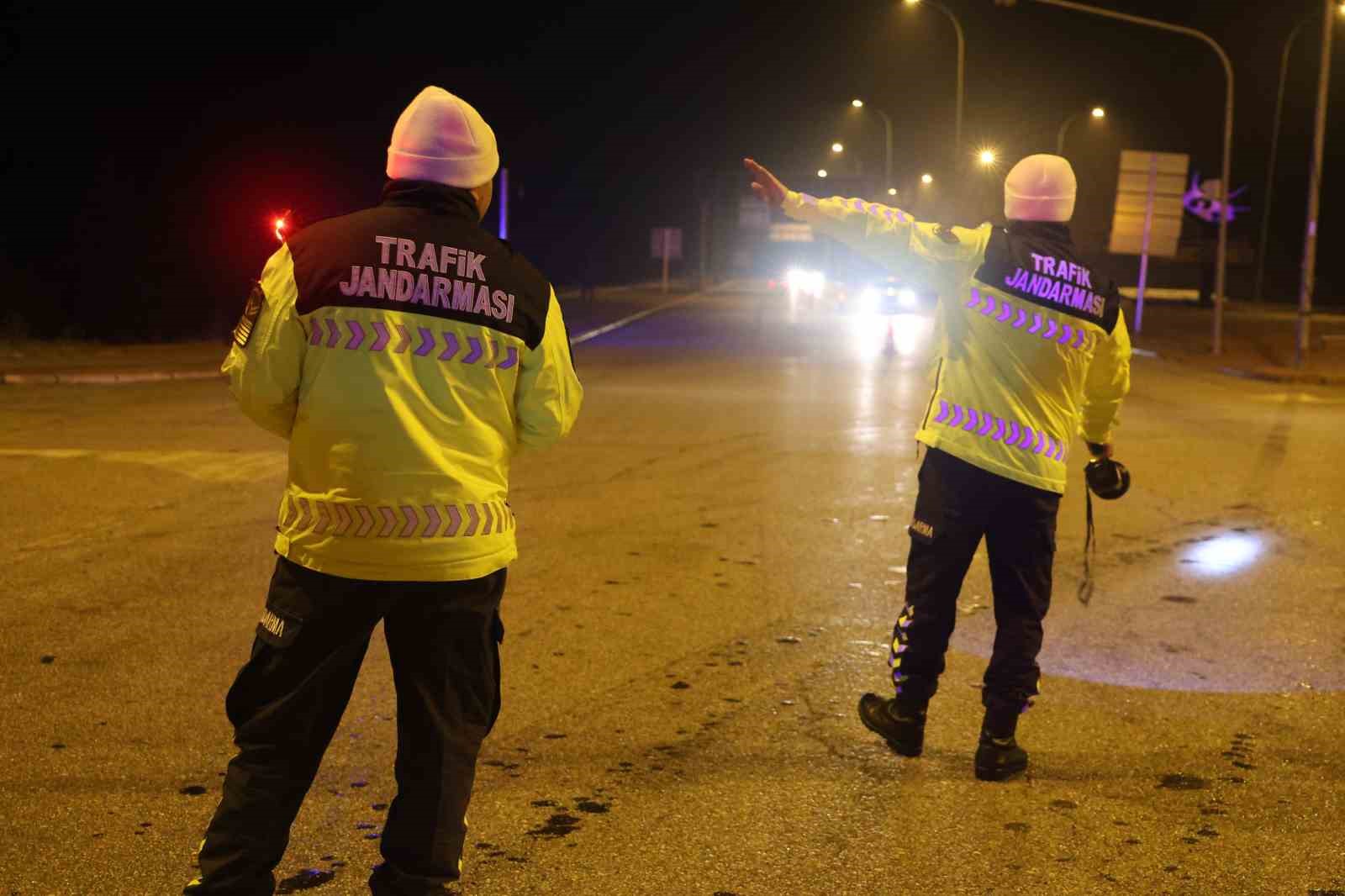 Konya protokolü, sürücülerin ve polislerin yeni yılını kutladı
Konya protokolü, sürücülerin ve polislerin yeni yılını kutladı