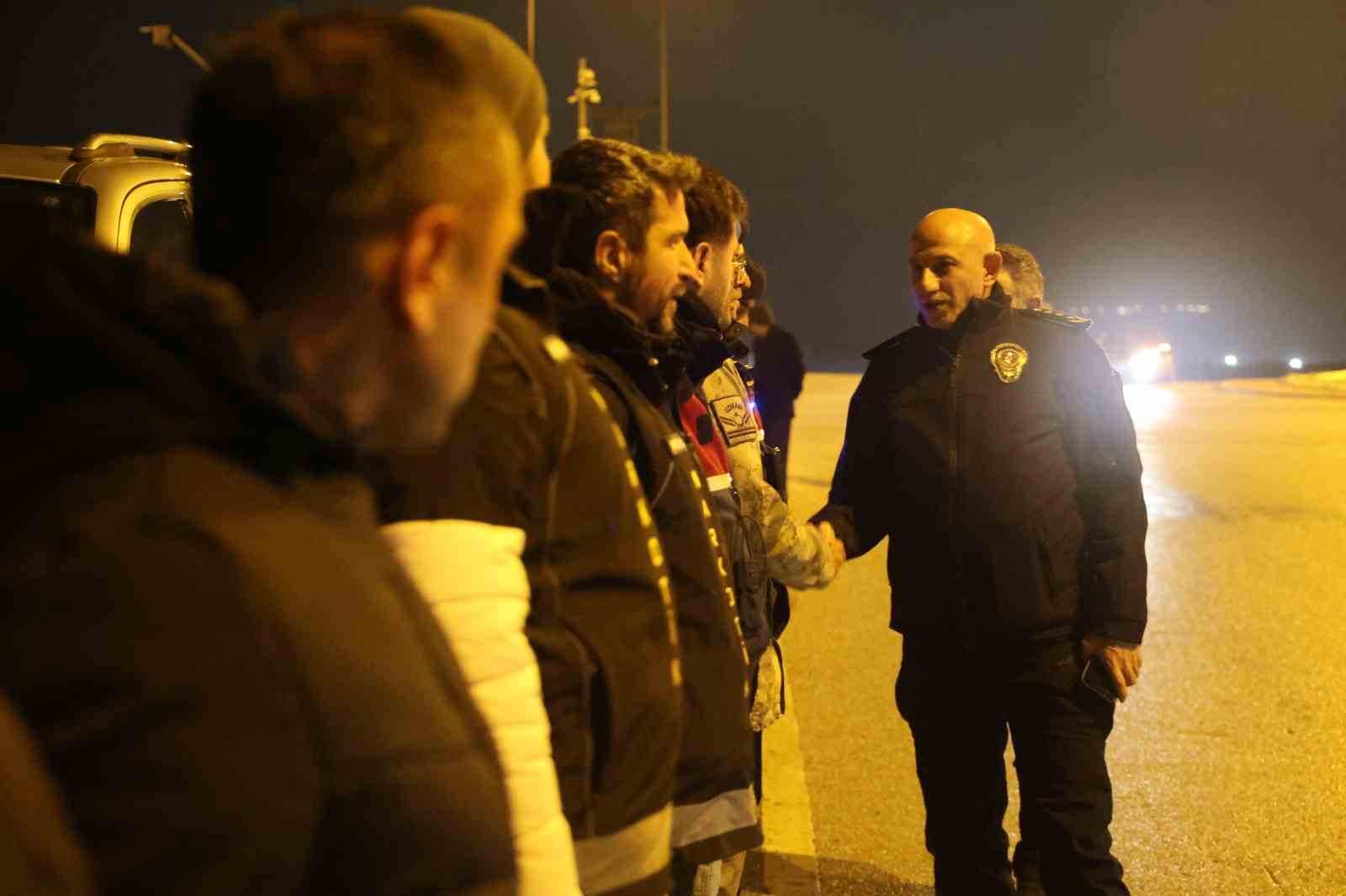 Konya protokolü, sürücülerin ve polislerin yeni yılını kutladı
Konya protokolü, sürücülerin ve polislerin yeni yılını kutladı