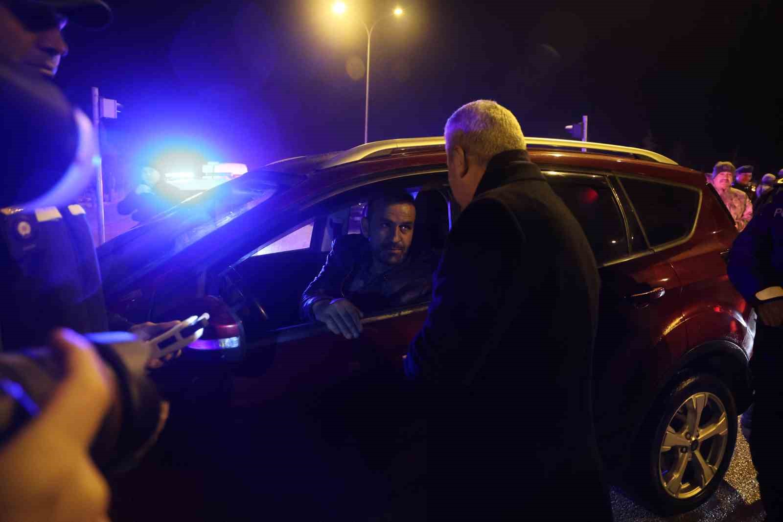 Konya protokolü, sürücülerin ve polislerin yeni yılını kutladı
Konya protokolü, sürücülerin ve polislerin yeni yılını kutladı