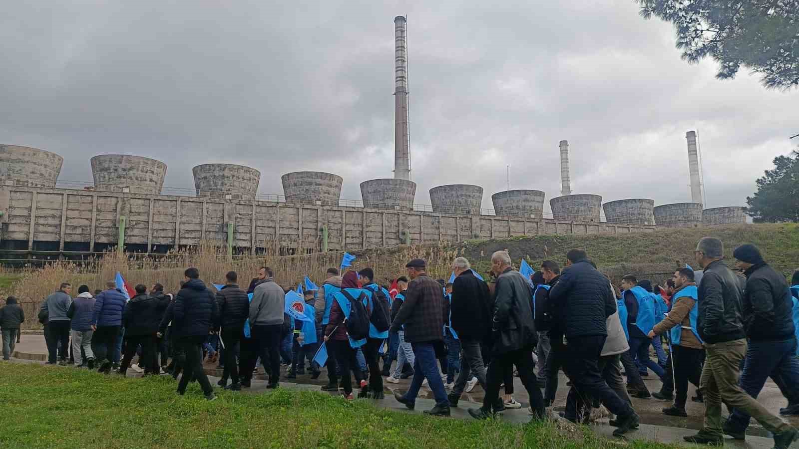 Konya Şeker’e bağlı Soma Termik Santrali’nde işçiler sokağa döküldü
Konya Şeker’e bağlı Soma Termik Santrali’nde işçiler sokağa döküldü