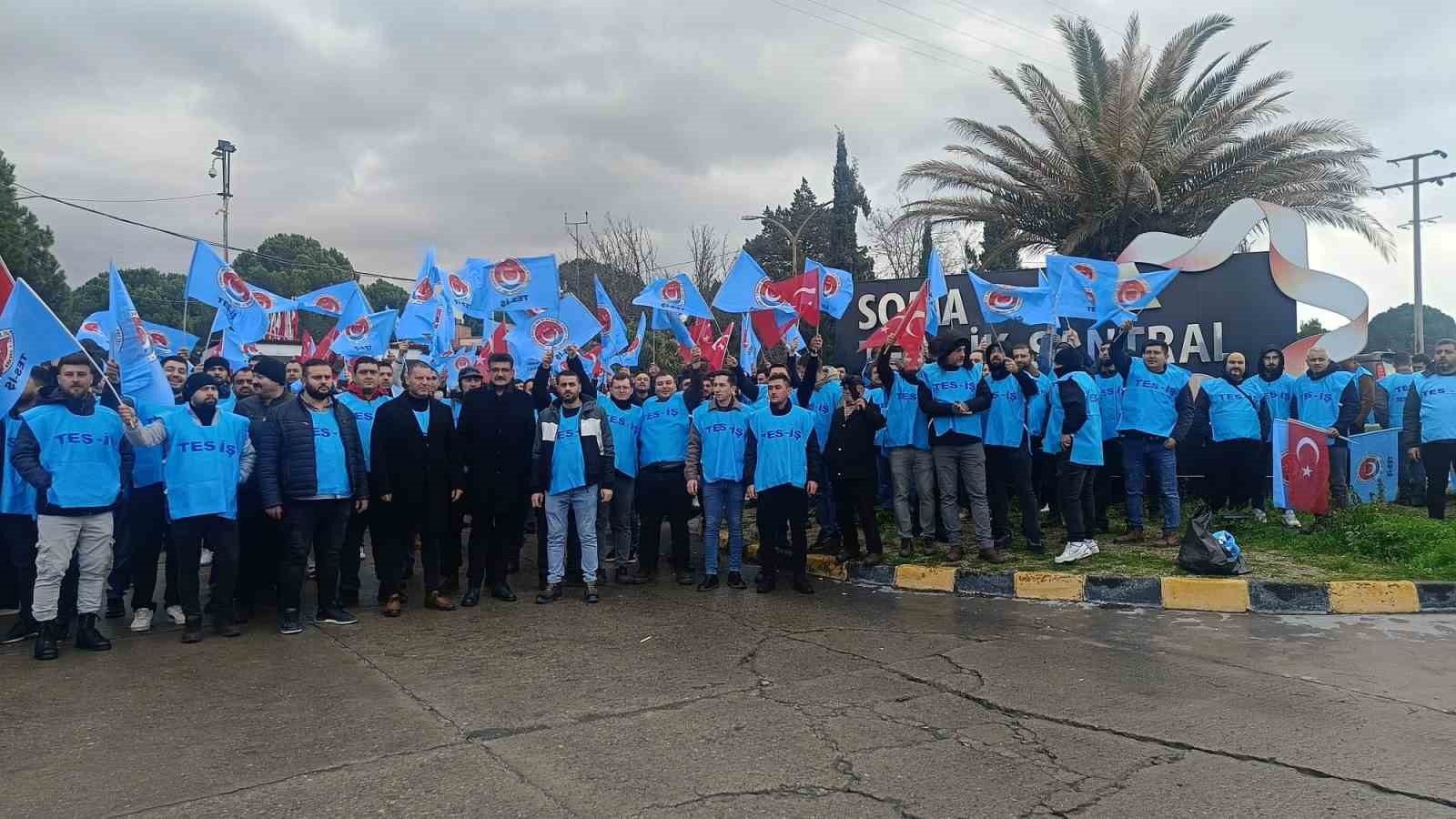 Konya Şeker’e bağlı Soma Termik Santrali’nde işçiler sokağa döküldü
Konya Şeker’e bağlı Soma Termik Santrali’nde işçiler sokağa döküldü