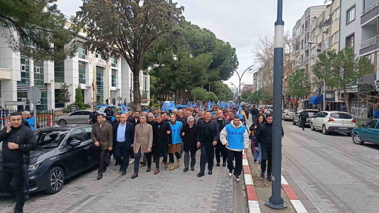 Konya Şeker’e bağlı Soma Termik Santrali’nde işçiler sokağa döküldü
Konya Şeker’e bağlı Soma Termik Santrali’nde işçiler sokağa döküldü