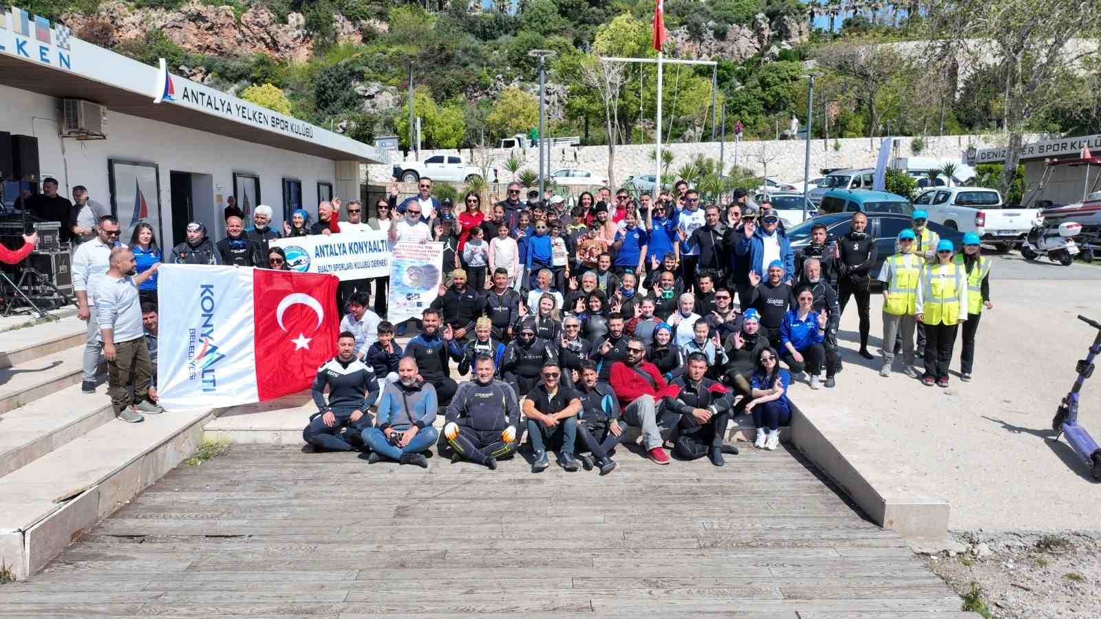 Konyaaltı Sahili’nde deniz dibi ve kıyı temizliği yapıldı
