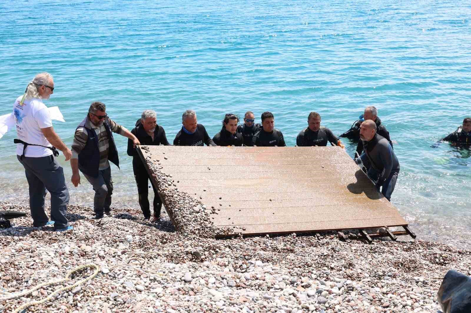 Konyaaltı Sahili’nde deniz dibi ve kıyı temizliği yapıldı
