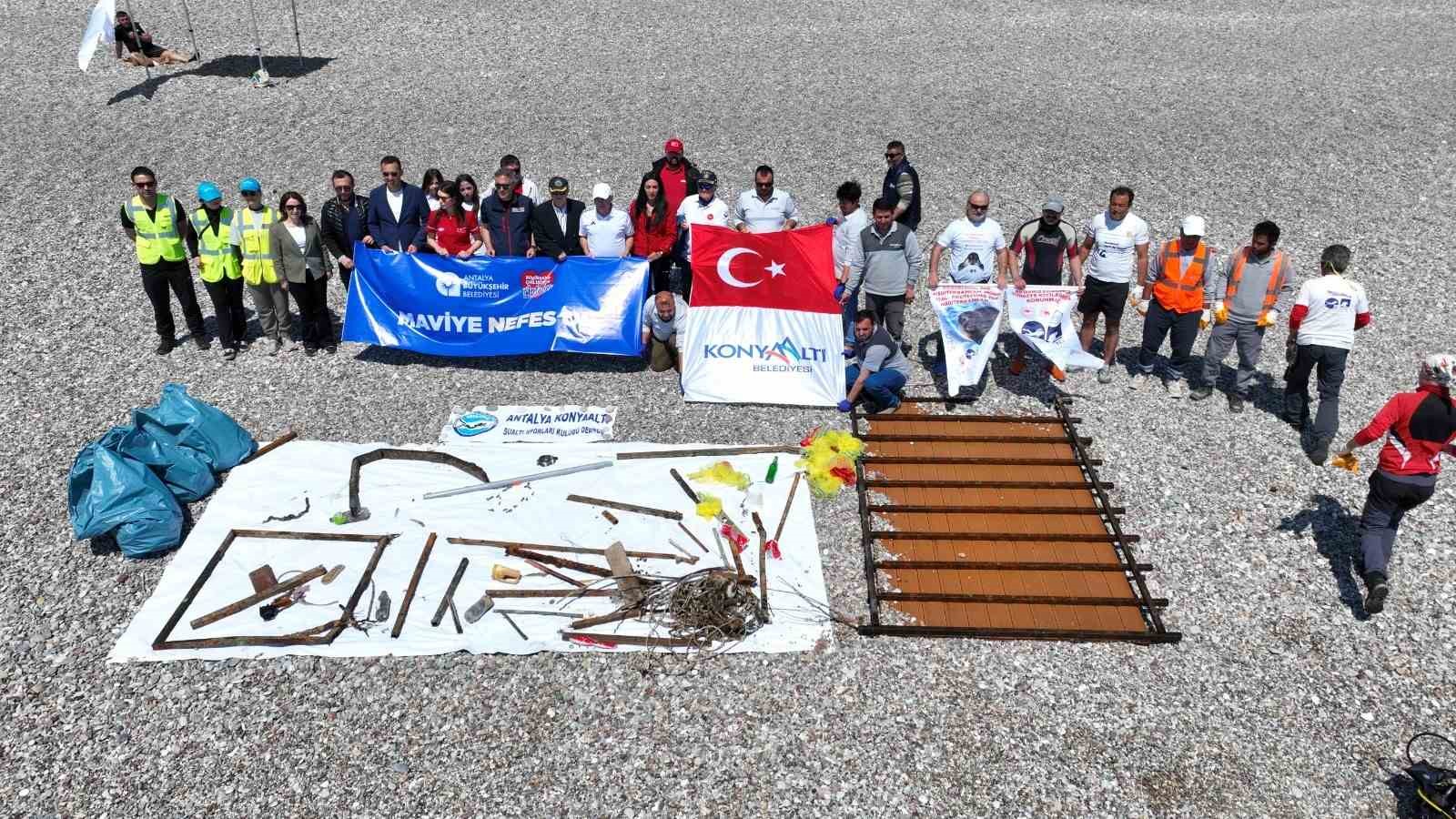 Konyaaltı Sahili’nde deniz dibi ve kıyı temizliği yapıldı
