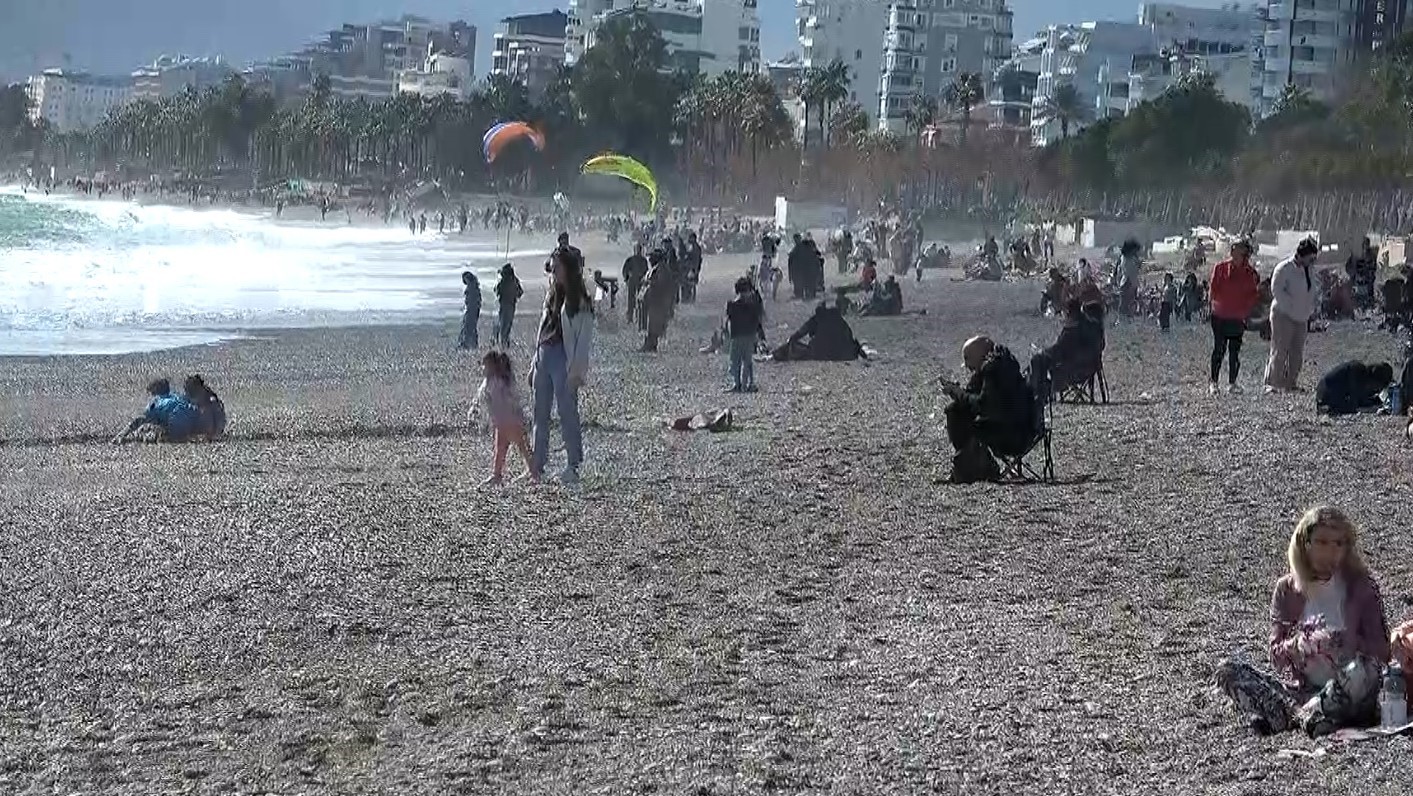 Konyaaltı Sahili’nde selin izleri arasında deniz keyfi
Konyaaltı Sahili’nde selin izleri arasında deniz keyfi