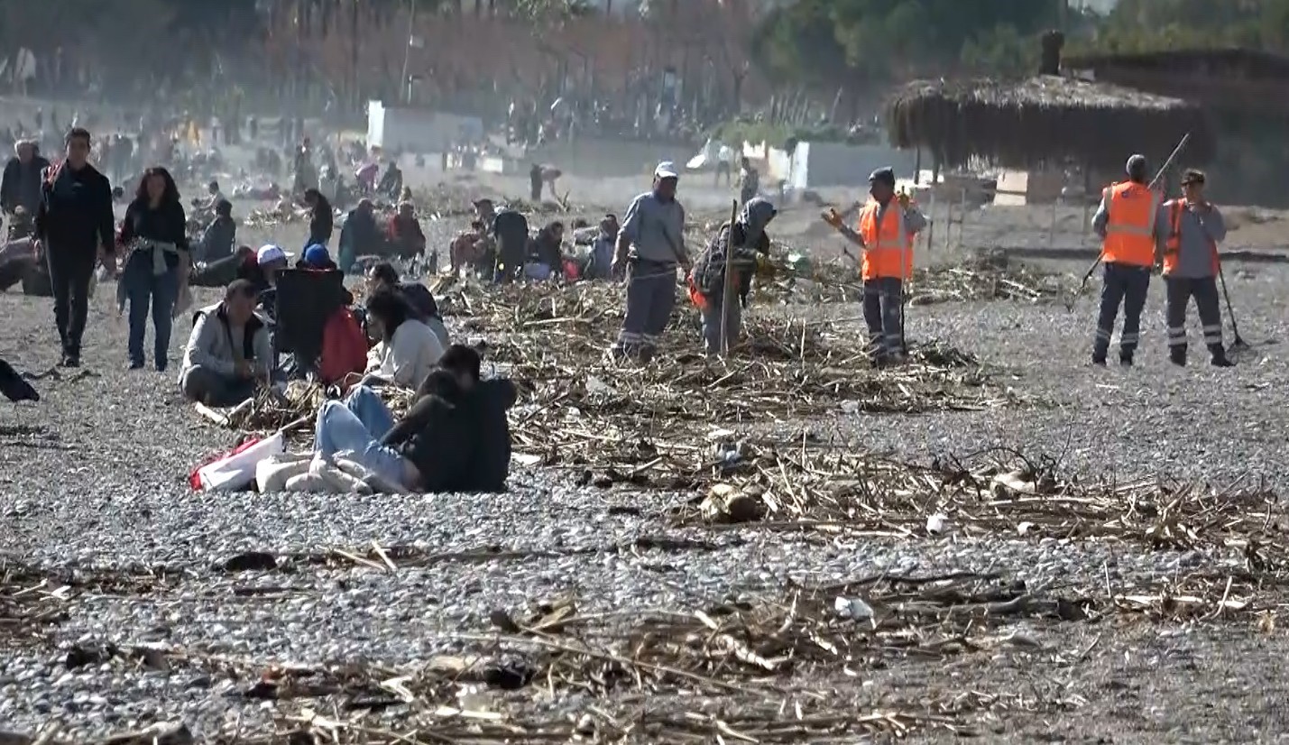 Konyaaltı Sahili’nde selin izleri arasında deniz keyfi
Konyaaltı Sahili’nde selin izleri arasında deniz keyfi