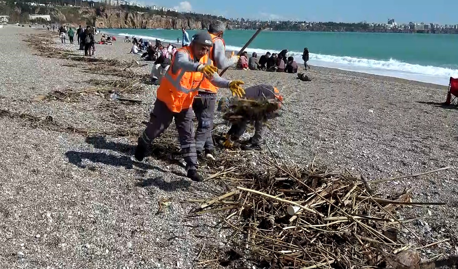 Konyaaltı Sahili’nde selin izleri arasında deniz keyfi
Konyaaltı Sahili’nde selin izleri arasında deniz keyfi