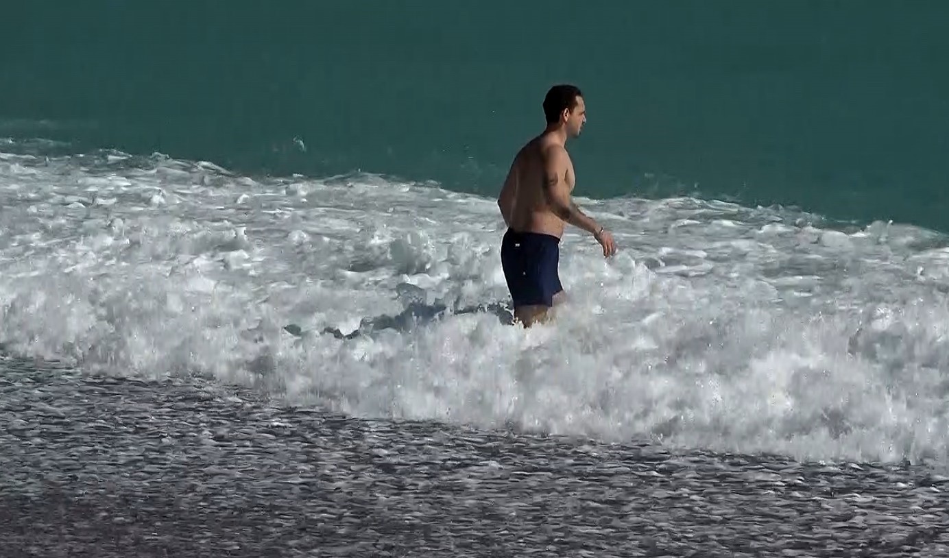 Konyaaltı Sahili’nde selin izleri arasında deniz keyfi
Konyaaltı Sahili’nde selin izleri arasında deniz keyfi