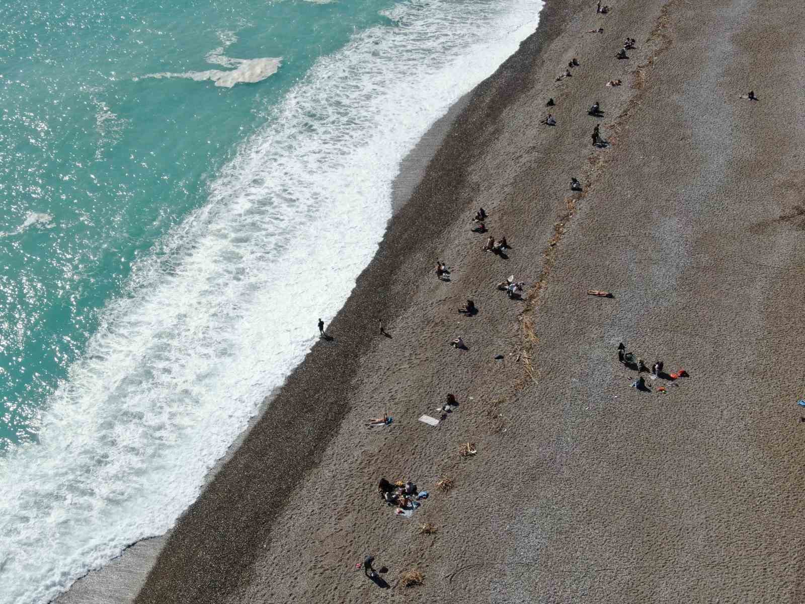 Konyaaltı Sahili’nde selin izleri arasında deniz keyfi
Konyaaltı Sahili’nde selin izleri arasında deniz keyfi