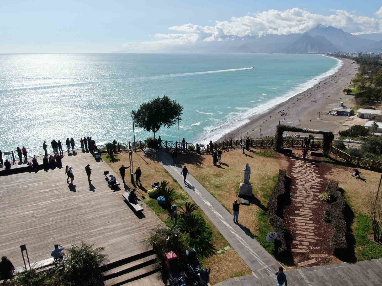 Konyaaltı Sahili’nde selin izleri arasında deniz keyfi
Konyaaltı Sahili’nde selin izleri arasında deniz keyfi