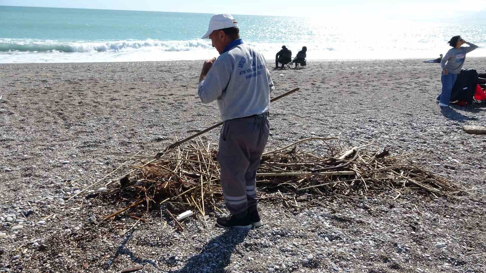 Konyaaltı Sahili’nde selin izleri arasında deniz keyfi
Konyaaltı Sahili’nde selin izleri arasında deniz keyfi