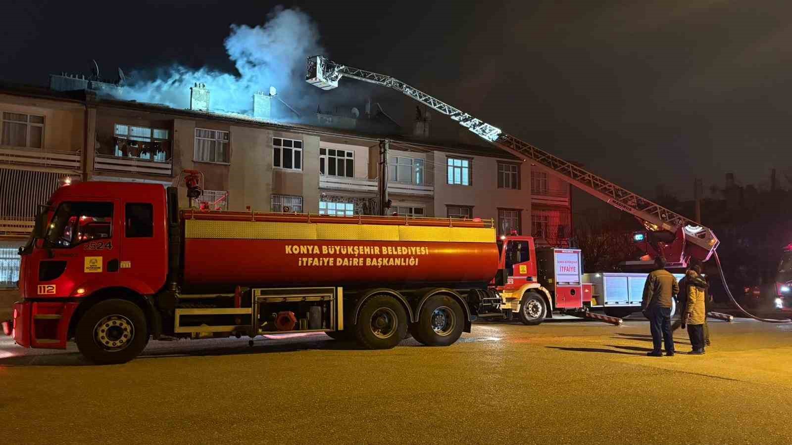 Konya’da 3 katlı apartmanın çatısında yangın paniği
