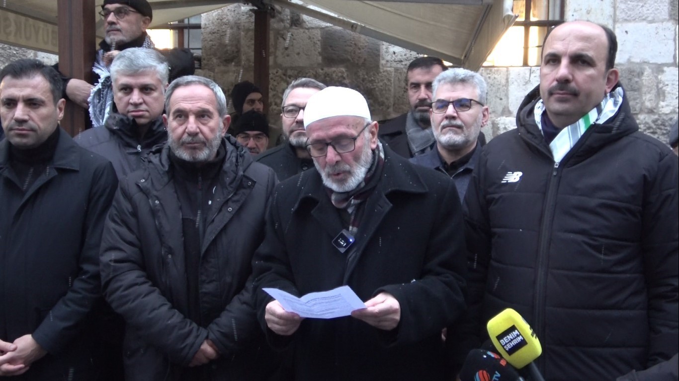 Konya’da aileler yeni yılın ilk sabah namazında camide buluştu
Konya’da aileler yeni yılın ilk sabah namazında camide buluştu