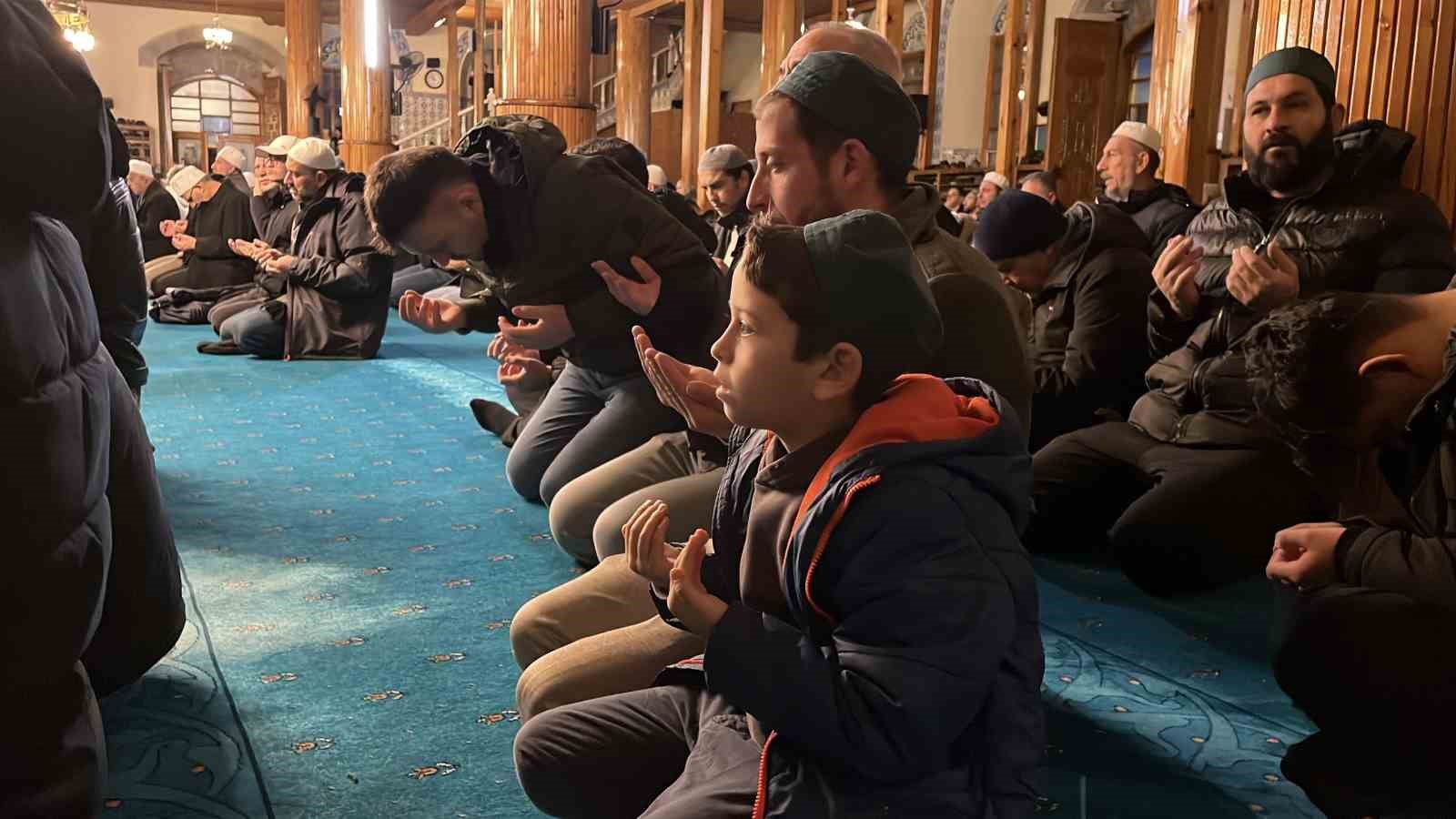 Konya’da aileler yeni yılın ilk sabah namazında camide buluştu
Konya’da aileler yeni yılın ilk sabah namazında camide buluştu