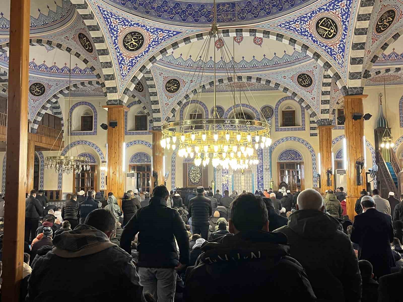 Konya’da aileler yeni yılın ilk sabah namazında camide buluştu
Konya’da aileler yeni yılın ilk sabah namazında camide buluştu