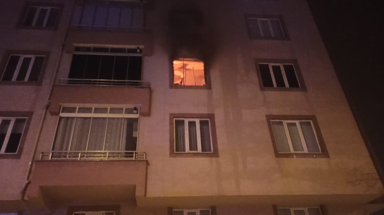 Konya’da bir binada çıkan yangında 6 kişi dumandan etkilendi
