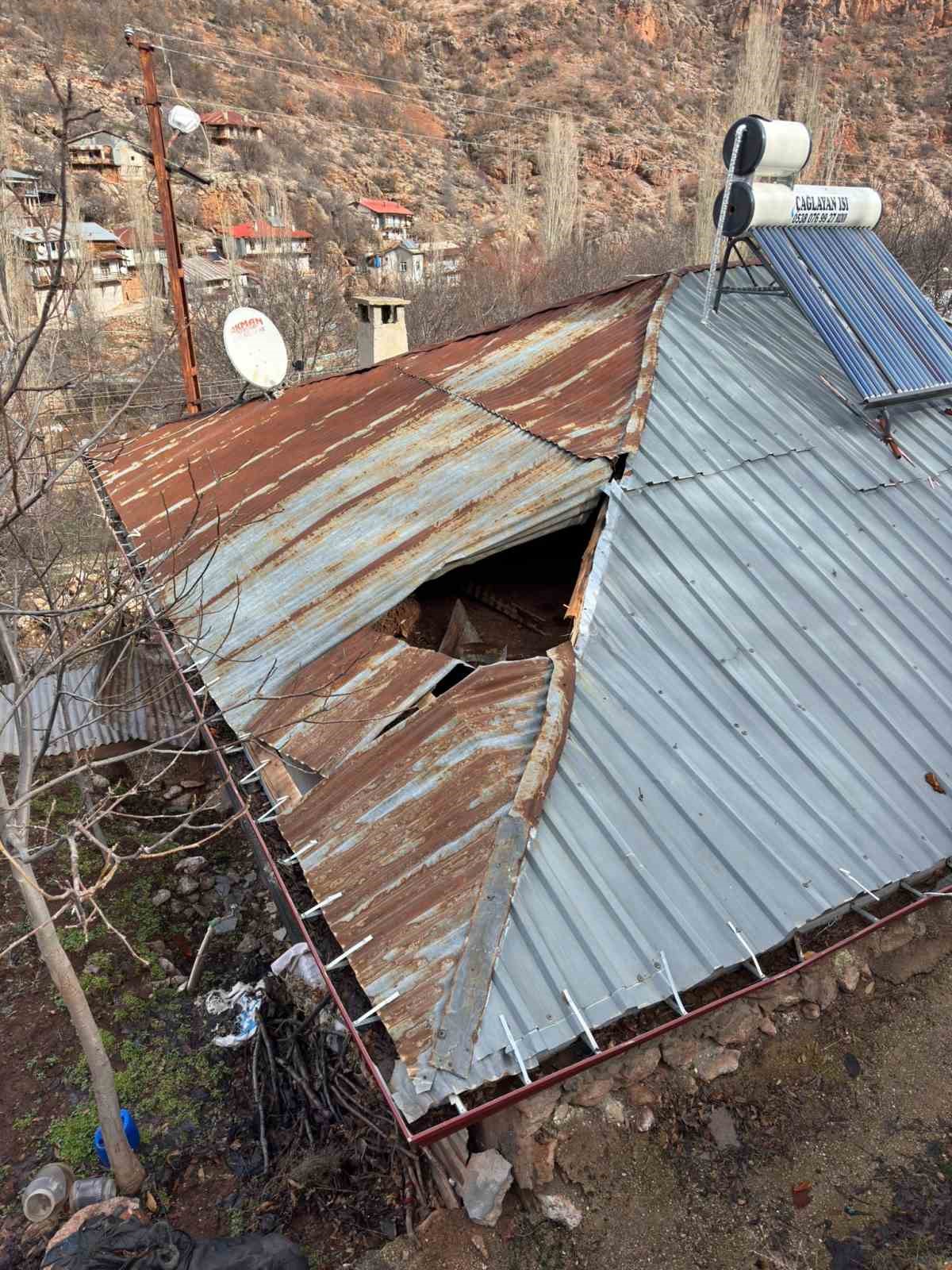 Konya’da dağdan kopan kaya parçası evin damına düştü
