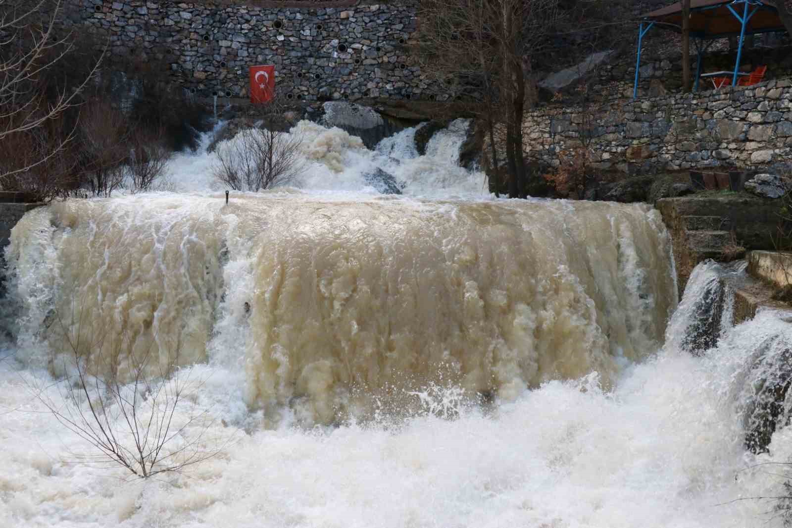 Konya’da eriyen kar suları Göksu Nehri’ni coşturdu
