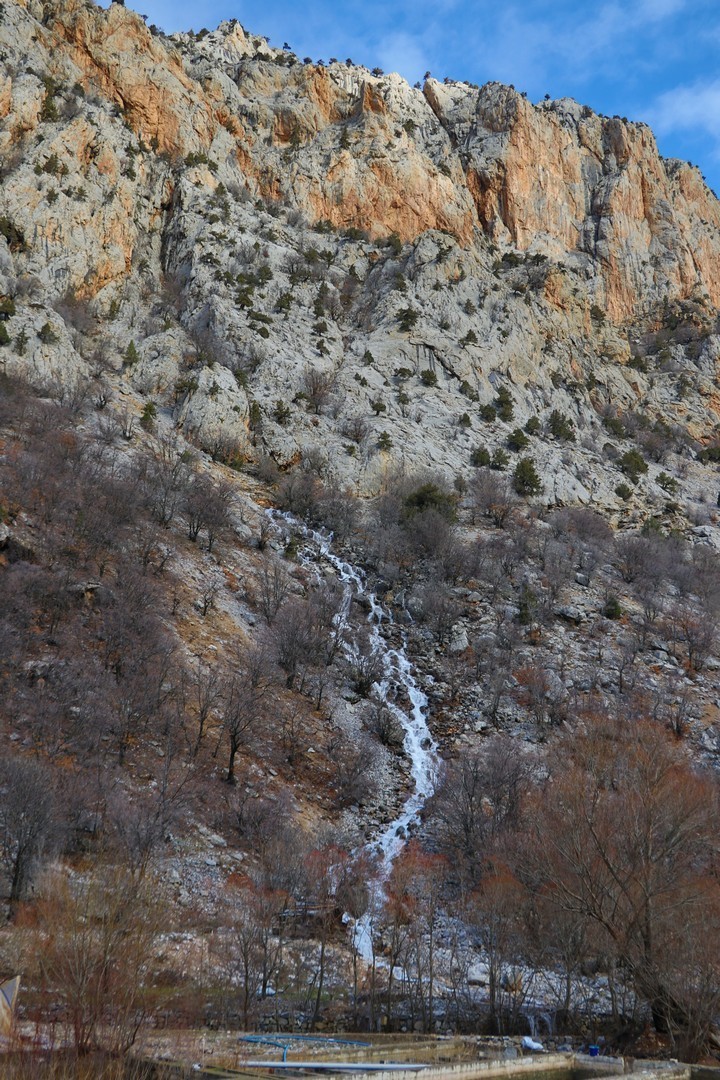 Konya’da eriyen kar suları Göksu Nehri’ni coşturdu
