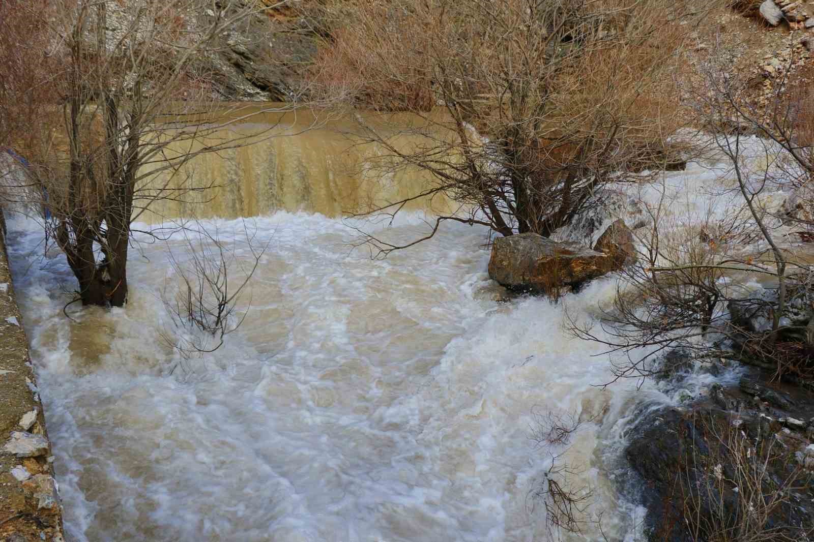 Konya’da eriyen kar suları Göksu Nehri’ni coşturdu
