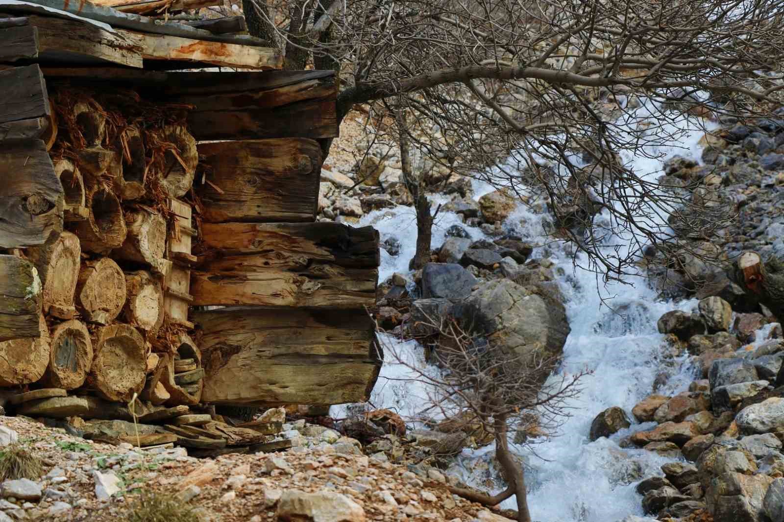 Konya’da eriyen kar suları Göksu Nehri’ni coşturdu
